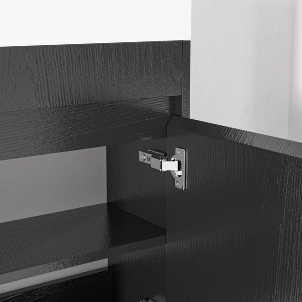 Detailansicht eines Schranktürscharniers an einem Badezimmerschrank mit Holzmaserung.
