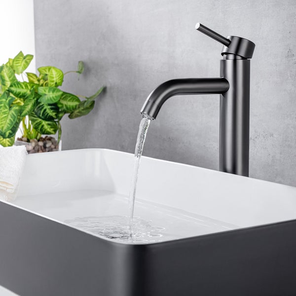 Moderne Einhebel Waschtischarmatur an einem Waschbecken mit laufendem Wasser