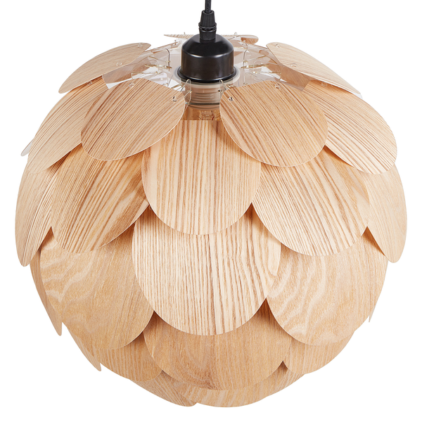 Kugelförmiger Lampenschirm aus überlappenden Holzlamellen in heller Holzoptik.