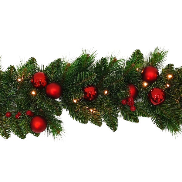 Dekorative Tannengirlande mit Kugeln und Beleuchtung