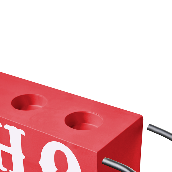 Blick auf einen roten Pflanzkasten mit Löchern und Halterungen