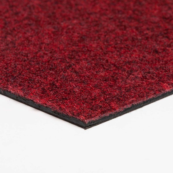 Roter Nadelvlies-Teppichboden mit schwarzer Rückseite.