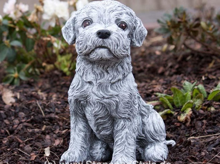 Dekorative Gartenfigur eines sitzenden Hundes aus witterungsbeständigem Steinguss für die Gartendekoration.