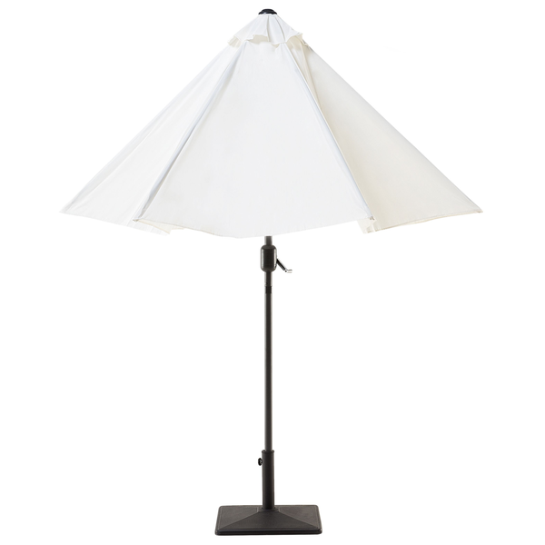 Weißer achteckiger Sonnenschirm mit dunklem Metallmast, Kurbelgriff und quadratischem Standfuß.
