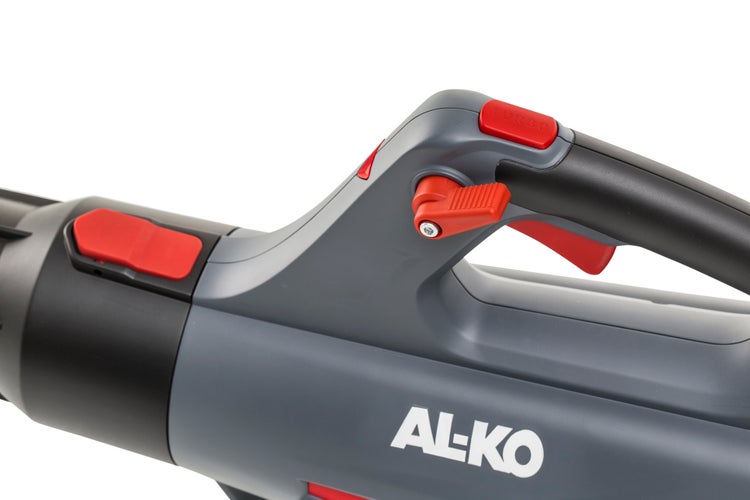 Detailansicht des Griffs eines AL-KO Laubbläsers mit Bedienelementen wie Turbo Knopf und Hebel, AL-KO Logo.