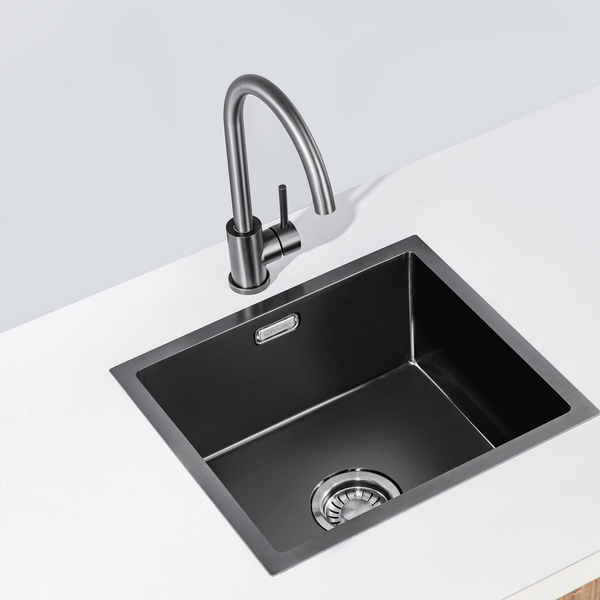 Edelstahlspüle mit passender Einhebel Küchenarmatur für den Einbau in eine Küchenarbeitsplatte.