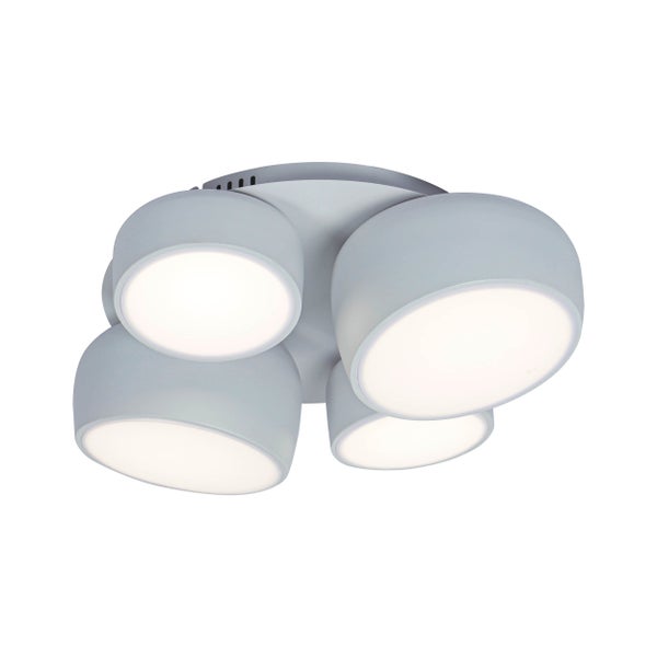 Heller Raum mit Holzdecke und moderner Deckenleuchte