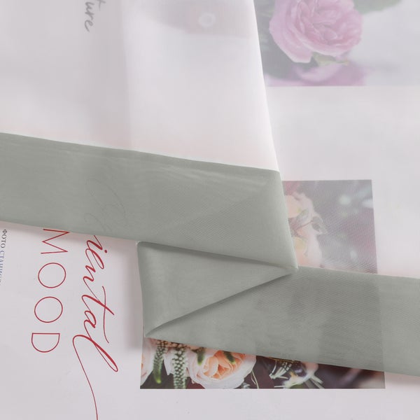 Dekostoff mit Blumenmuster und grauem Saum