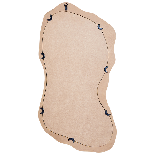 Rückseite eines unregelmäßig geformten Spiegels mit Holzfaserplatte, schwarzen Metallklammern und einer Wandaufhängung.