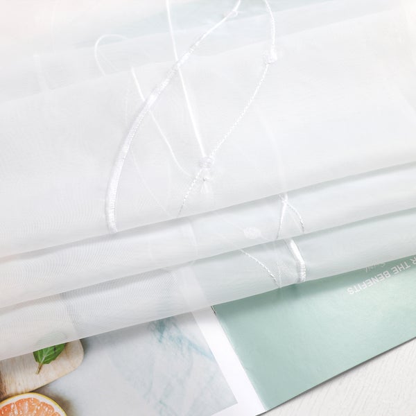 Weißer Voile-Stoff mit Stickerei