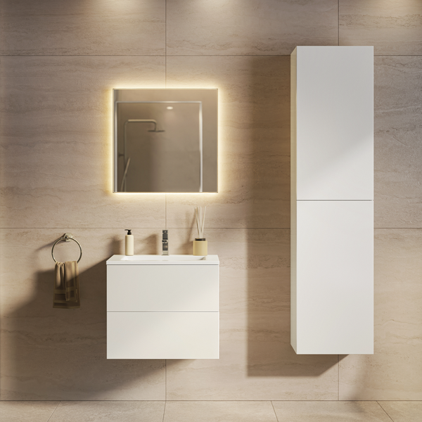 Modernes Badezimmermöbel Set mit Waschtischunterschrank, beleuchtetem Spiegel und Hochschrank vor einer beigen Fliesenwand.