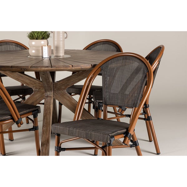 Essgruppe mit rundem Holztisch und Stühlen mit Flechtmuster