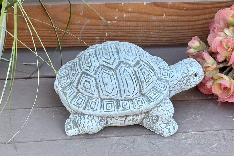 Dekorative Gartenfigur Schildkröte aus Stein für die Außengestaltung