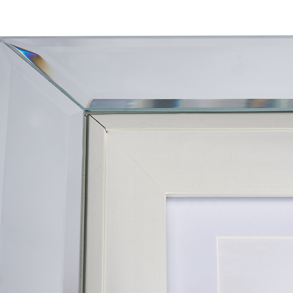 Detailansicht eines Bilderrahmens mit Glas und Passepartout