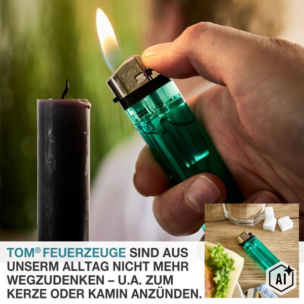 Eine Hand zündet eine Kerze mit einem Feuerzeug der Marke Tom an.