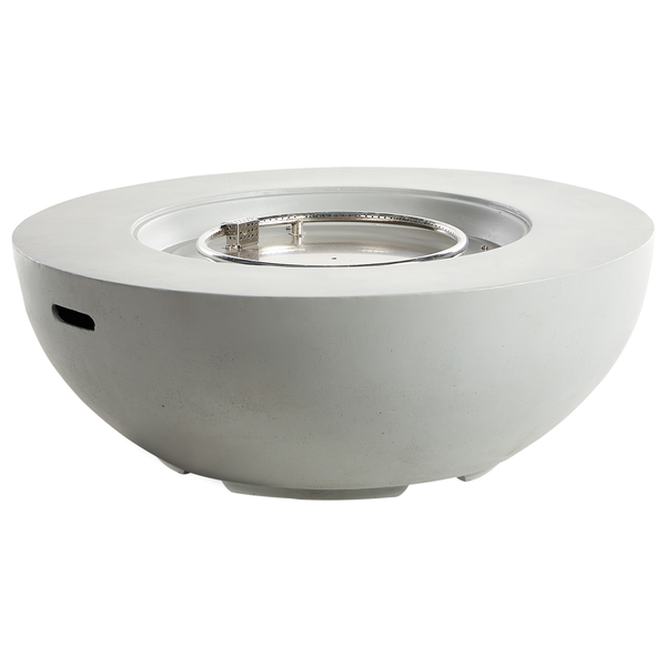 Moderne Terrasse mit runder Gasfeuerstelle aus Stein, Pflastersteinen und einer Außenküche mit Grill unter einem Pavillon in einer Waldlandschaft.