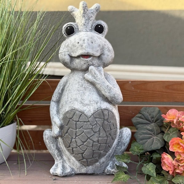 Gartenfigur Froschkönig in Steinoptik mit Krone und einem Herzmosaik auf dem Bauch.