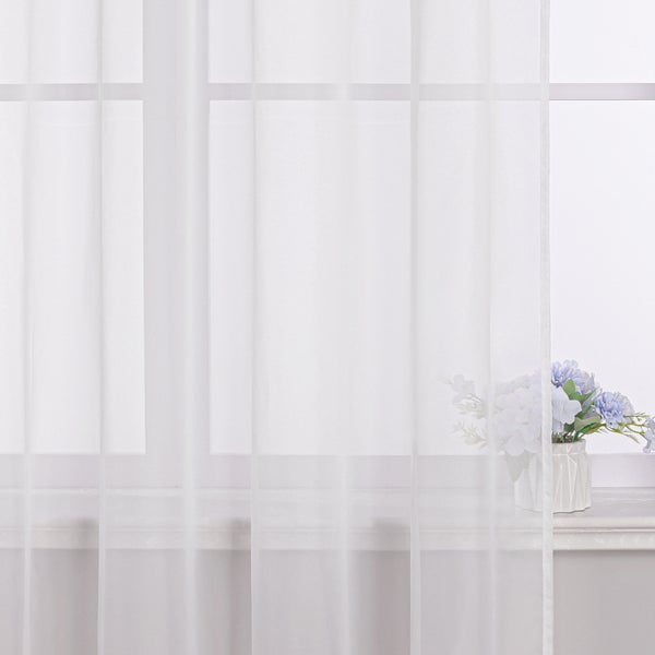 Fenster mit durchsichtigem Vorhang und Blumenvase