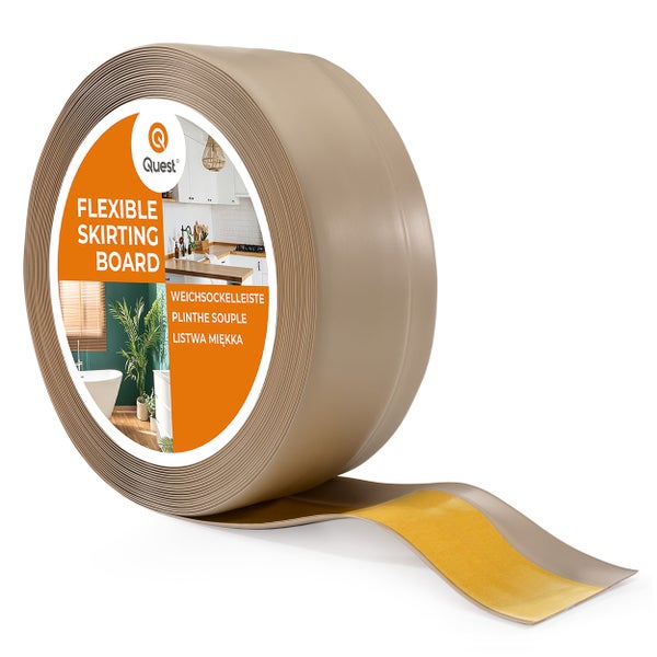 Eine Rolle selbstklebende flexible Weichsockelleiste von Quest zur Wandabdeckung.