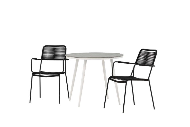 Zwei Rollen Kokosmatte vor einer Landschaft mit Bergen und blühenden Büschen