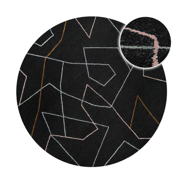 Nahaufnahme eines schwarzen Teppichs mit abstrakten geometrischen Linien in Grau, Rosa und Orange sowie einer Detailansicht der Webstruktur.