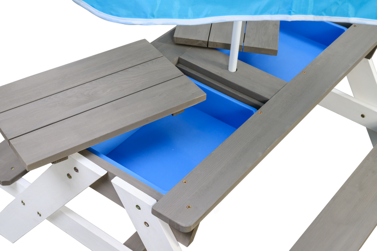 Detailansicht eines Kindertischs mit integriertem Sandkasten und Sonnenschirm
