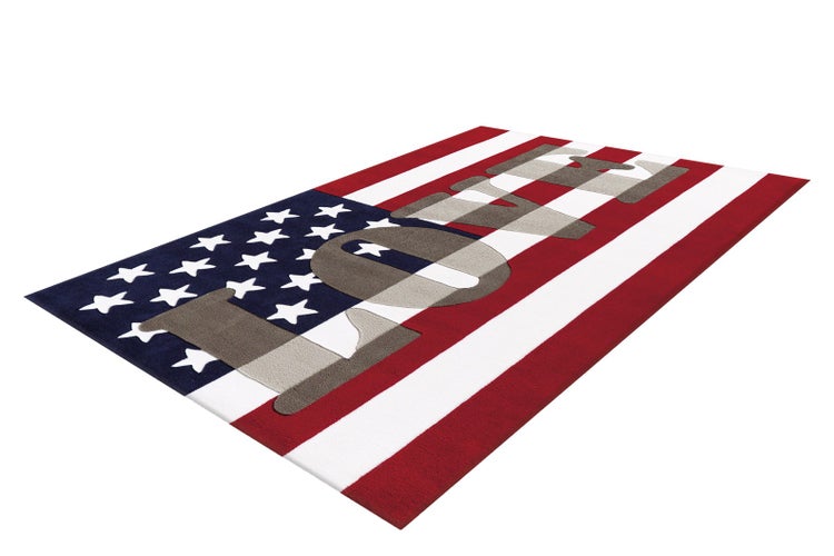 Rechteckiger Teppich im Design der Flagge der Vereinigten Staaten von Amerika mit grauem Schriftzug LOVE.