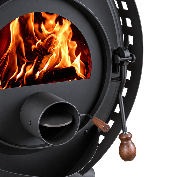 Detailansicht eines Kaminofens mit brennendem Holzfeuer hinter der Ofentür und einem manuellen Regler mit Holzgriff.