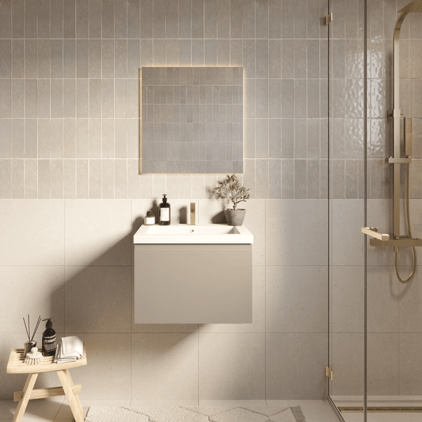 Modernes, helles Badezimmer mit wandhängendem Waschtischunterschrank, Waschbecken, hinterleuchtetem Spiegel, Dusche und einem Holzhocker.