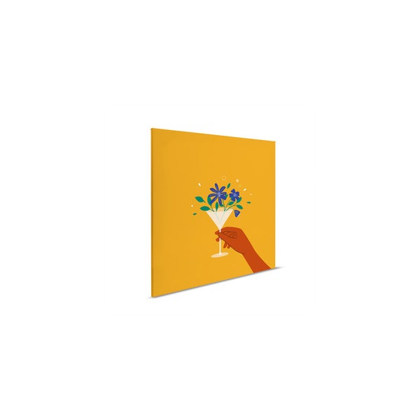 Dekorative Leinwand mit Hand, die ein Martiniglas mit Blumen hält