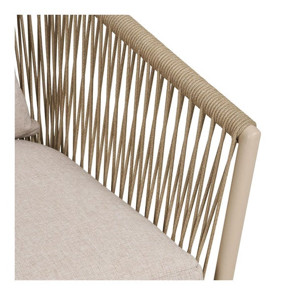 Detailansicht eines Gartenstuhls mit Seilbespannung und Sitzkissen.