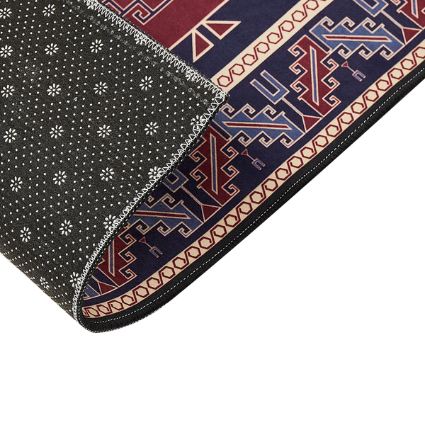 Detailansicht eines Teppichs mit Muster und rutschfester Rückseite