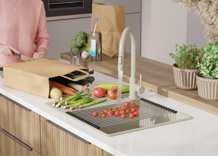 Küchenspüle mit Abtropfgitter, Wasserhahn und Gemüse