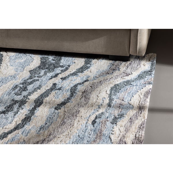 Teppich mit abstraktem Muster unter einem Sofa