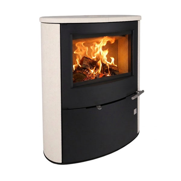Moderner Kaminofen mit Steinverkleidung und Sichtfenster mit brennendem Holzfeuer.