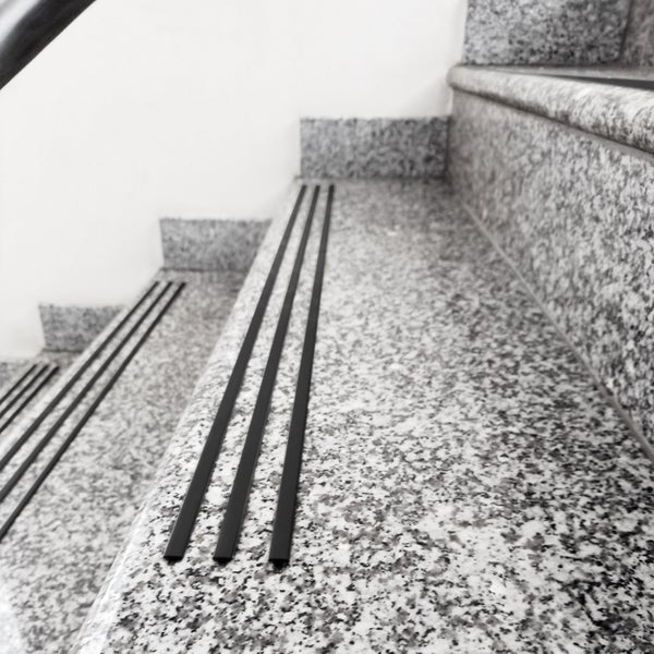 Treppe mit Antirutschstreifen