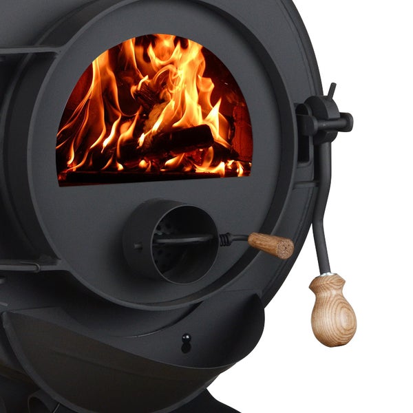 Nahaufnahme eines Kaminofens mit brennendem Holz