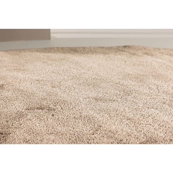 Beiger Teppich mit Hochflor