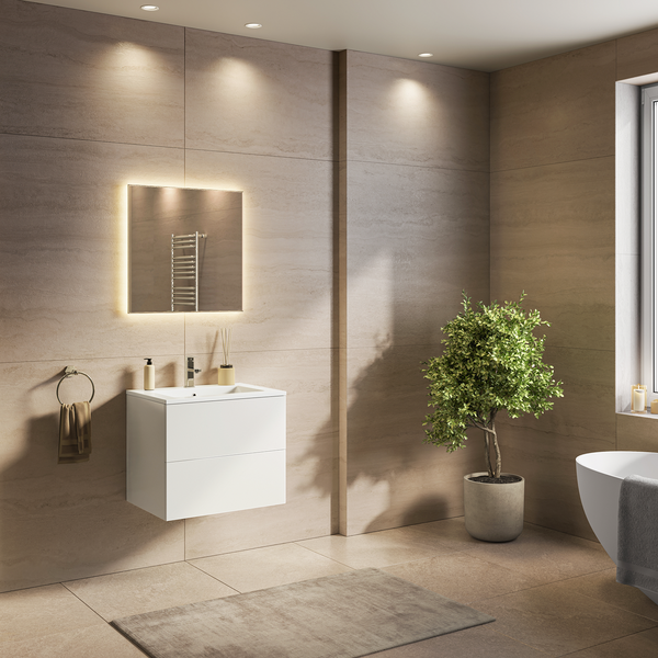 Modernes Badezimmer mit hängendem Waschtisch, beleuchtetem Spiegel, Badewanne und Pflanze vor großformatigen Fliesen an Wand und Boden.