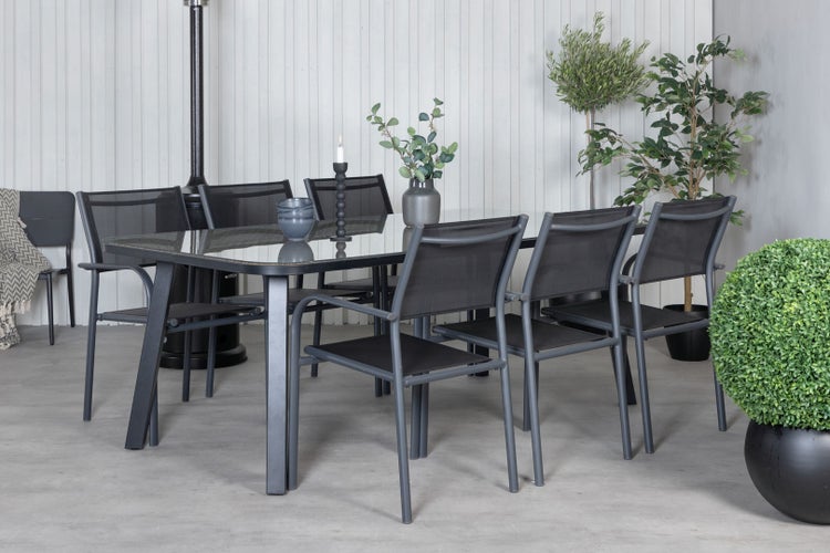 Gartenszene mit Esstisch, Stühlen und Heizstrahler