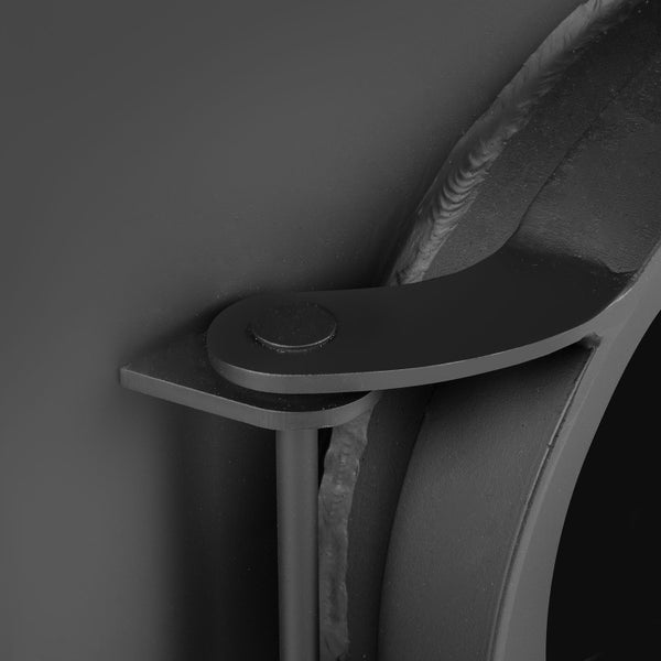 Detailansicht eines Ofens mit Metallverbindungsstücken