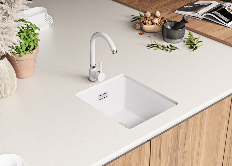 Küchenspüle mit Armatur auf Arbeitsplatte