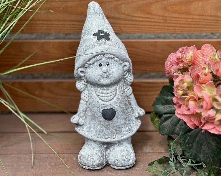 Dekofigur Wichtelmädchen in Steinoptik mit spitzem Hut und Herz auf der Schürze für den Garten.