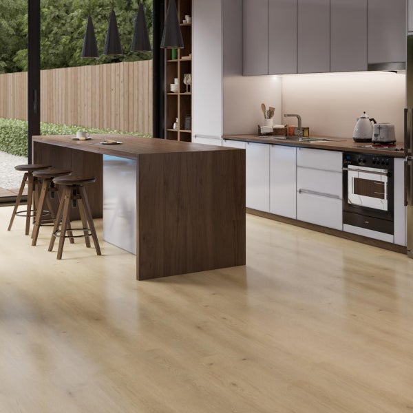 Moderne Küche mit Kochinsel und Barhockern.