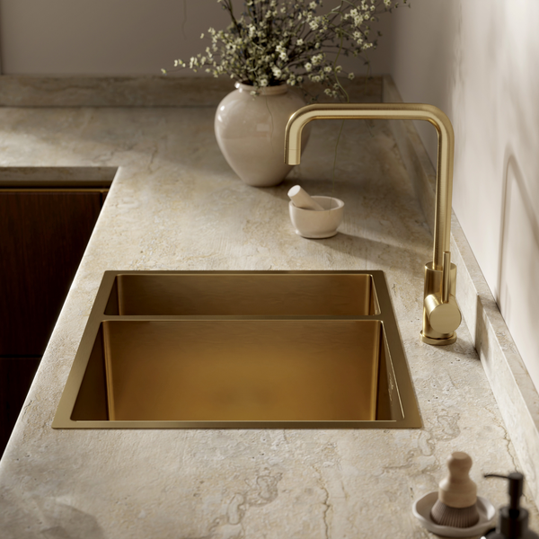Moderne Küchenspüle mit Doppelbecken und passender Armatur in einer eleganten Küchenumgebung mit Natursteinarbeitsplatte.