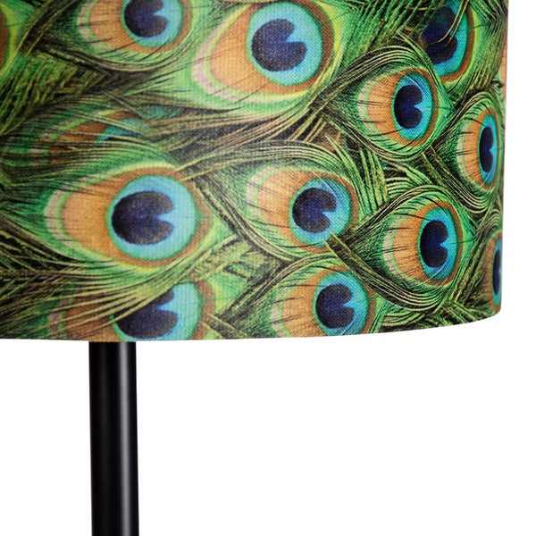 Detailansicht einer Stehlampe mit Pfauenfederdesign