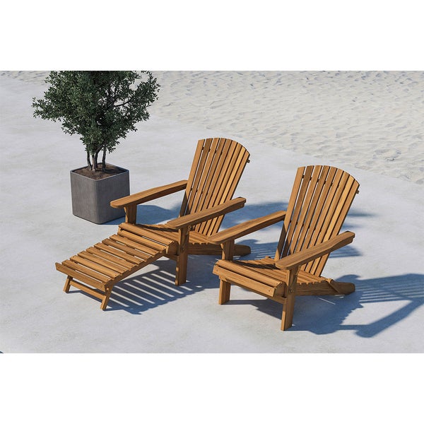 Zwei hölzerne Adirondack-Gartenstühle mit Fußstütze und ein Topf mit Pflanze im Hintergrund.