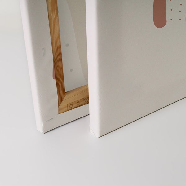 Nahaufnahme von zwei Leinwandbildern mit Holzrahmen