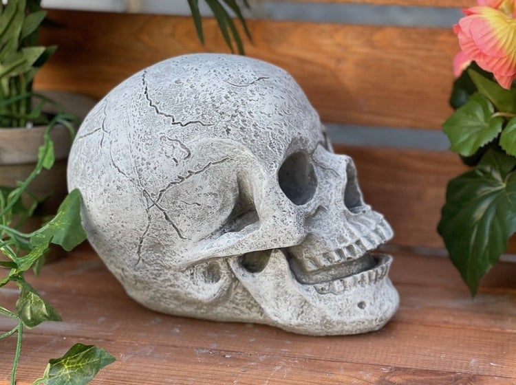 Dekorativer Totenkopf aus Steinoptik für Haus und Garten