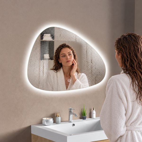 Organisches LED Badezimmerspiegel mit integrierter Touch Beleuchtung über einem Waschbecken in modernem Badezimmerambiente.